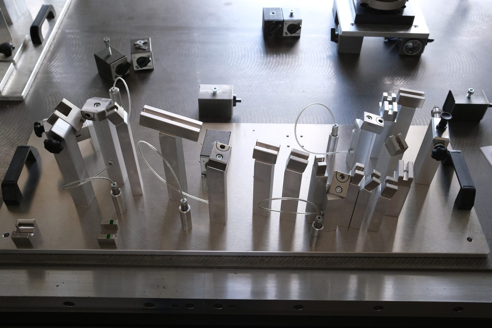 Gefertigte Prüflehre aus Aluminium mit Prüfstiften und Spannern auf dem Messtisch bei CAD-IS