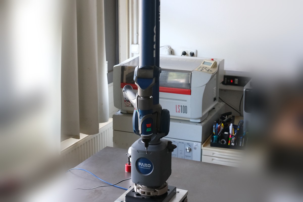 Portabler 7-Achs-Messarm FARO auf dem Messtisch, 3D-Scan für Reverse Engineering bei CAD-IS