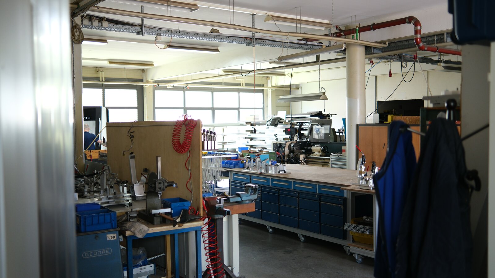 Produktionshalle der CAD-IS Industrie Service GmbH in Karben. Maschinenpark und Werkstatt
